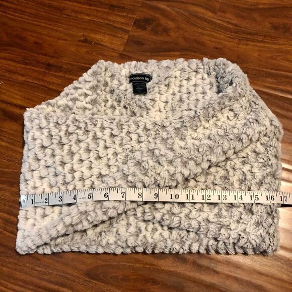 Madison 88 Women’s Infinity Cowl Scarf Faux Fur - Picture 3 of 5